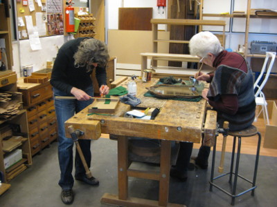 Twee cursisten in het atelier aan het werk