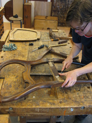 Er wordt gewerkt aan een rugleuning van een stoel
