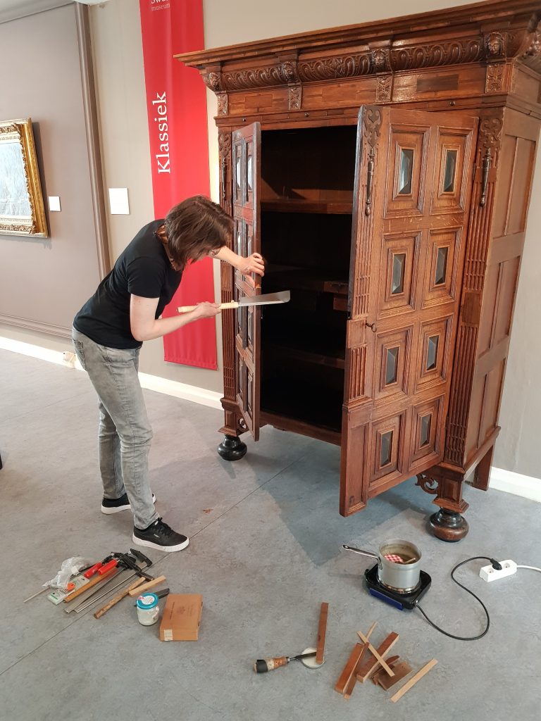 Jessica aan het werk aan de kussenkast
